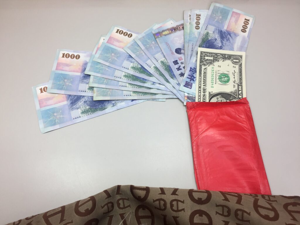 關於我們 1 即使是一張遺忘的鈔票,也會被我們好好保護